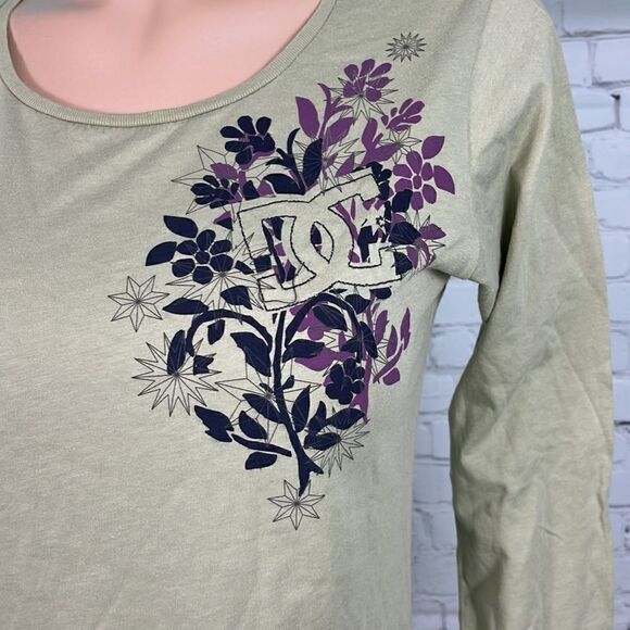 DC Girl Size Large 3/4 length Shirt 100% cotton - Picture 2 of 9